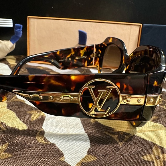 Louis Vuitton sunglasses - Picture 9 of 10